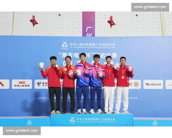 梦想成真！他终于站上领奖台，汗水浇灌的荣耀