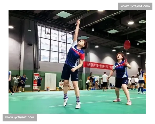 一场精彩的羽毛球比赛，从一个漂亮的“发”球开始！